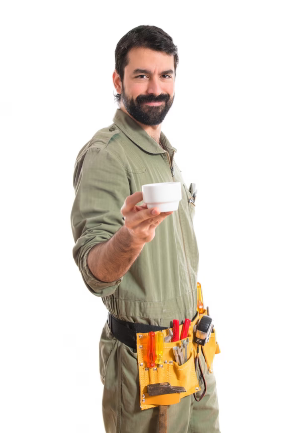 técnico sujetando una taza y sonriendo a cámara